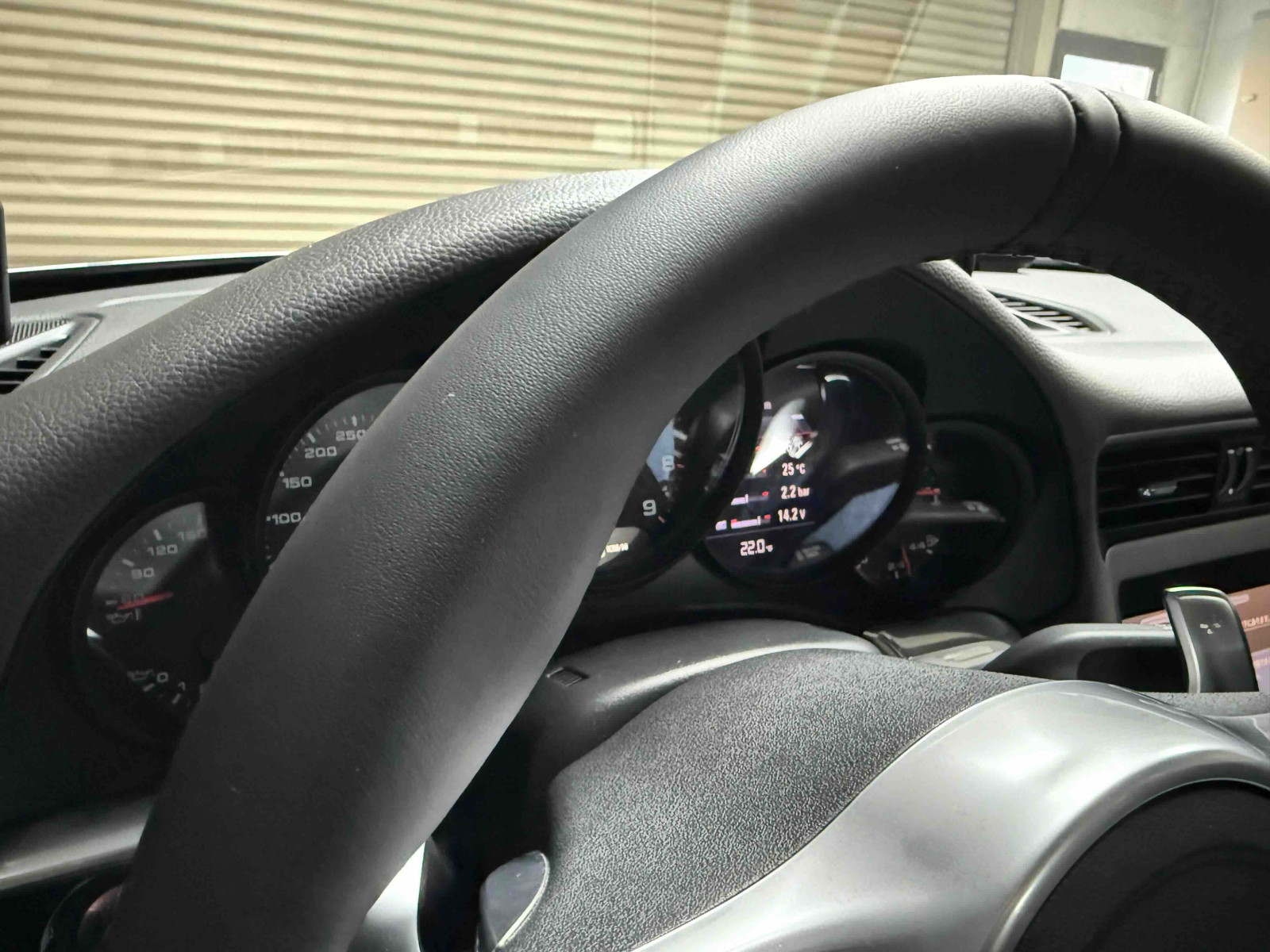 ポルシェ911カレラ（991.1） スポーツステアリングホイールから